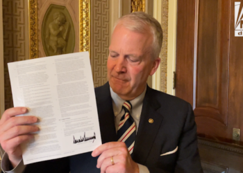 Alaska senator literally shreds Biden's energy orders, touting WH's Arctic pipeline plan