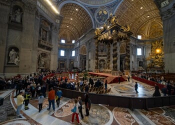 Evening pilgrims bid farewell to Pope Francis ahead of Saturday funeral – Catholic World Report