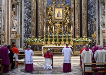 Leo XIV prays before the icon of Mary, ‘Health of the Roman People’ in Basilica of St. Mary Major – Catholic World Report