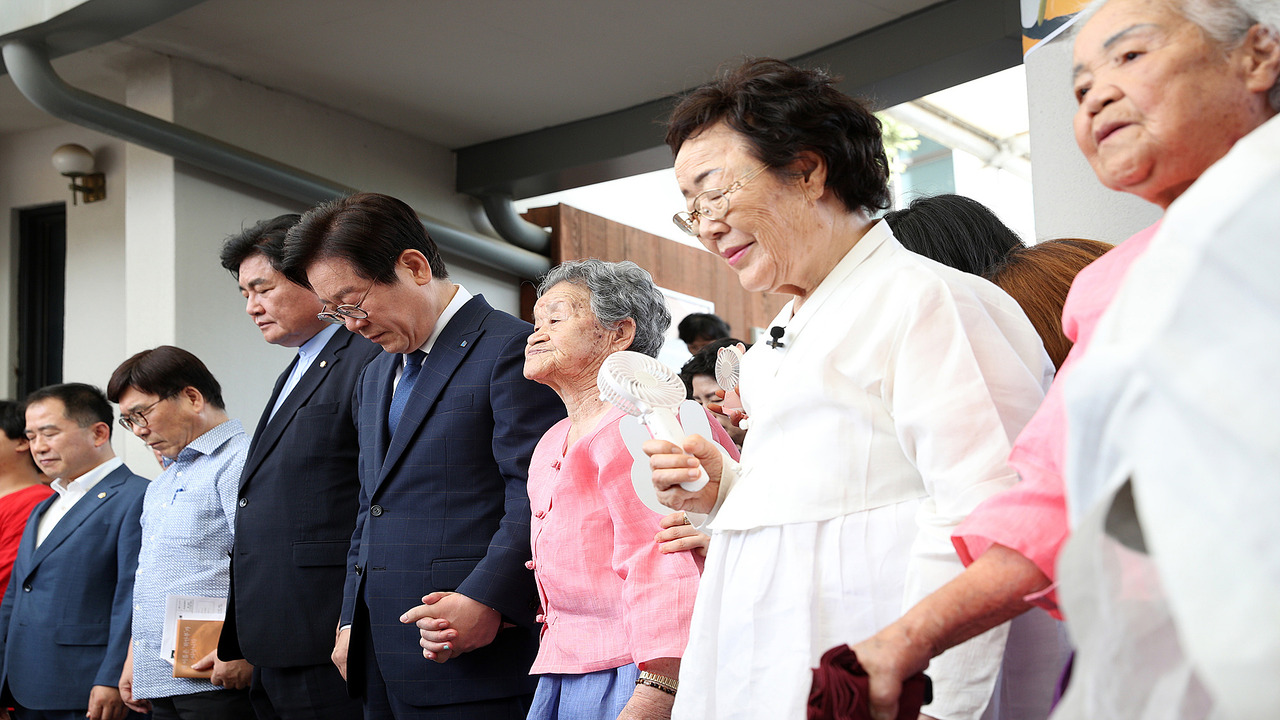 Lee Jae-myung, Park Ok-seon, Lee Yong-soo, Lee Ok-seon, at the Memorial Day for the Victims of the Japanese Military 'Sex Slave' (Comfort Women).