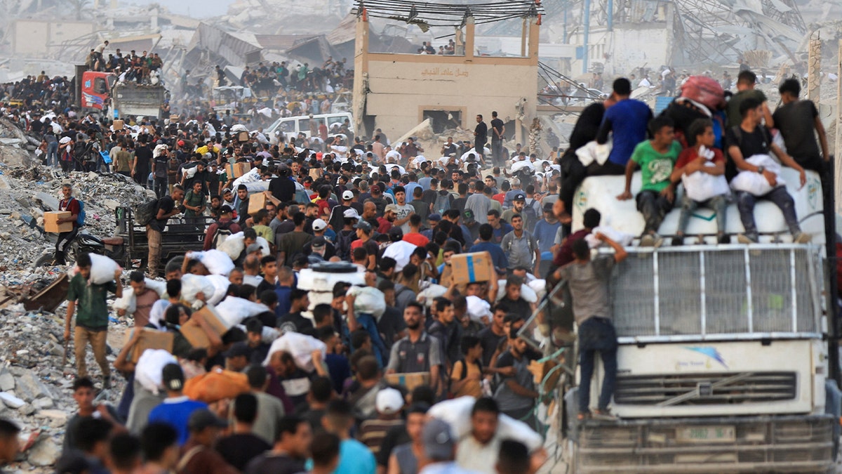 Palestinians grab aid from trucks in Gaza