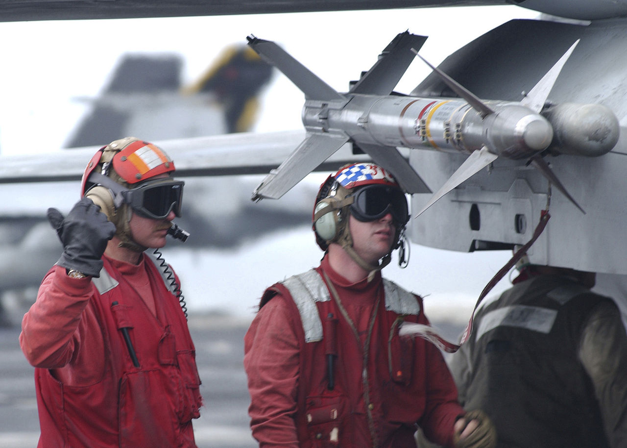 English: Aboard the USS Lincoln Sept. 21, 2002, Aviation Ordnancemen assigned to Fighter Squadron Thirty One (VF-31) call for assistance while checking a AIM-9L Sidewinder Missile on a F-14D "Tomcat" aboard USS Abraham Lincoln. (VF-31) is embarked with Carrier Air Wing FOURTEEN (CVW-14) aboard USS Abraham Lincoln. USS Abraham Lincoln (CVN 72) and her embarked Battle Group are in the Arabian Sea support of Operation Enduring Freedom. (U.S. Navy photo by Photographer's Mate Airman (PJ) Philip A. McDaniel) (Released)
