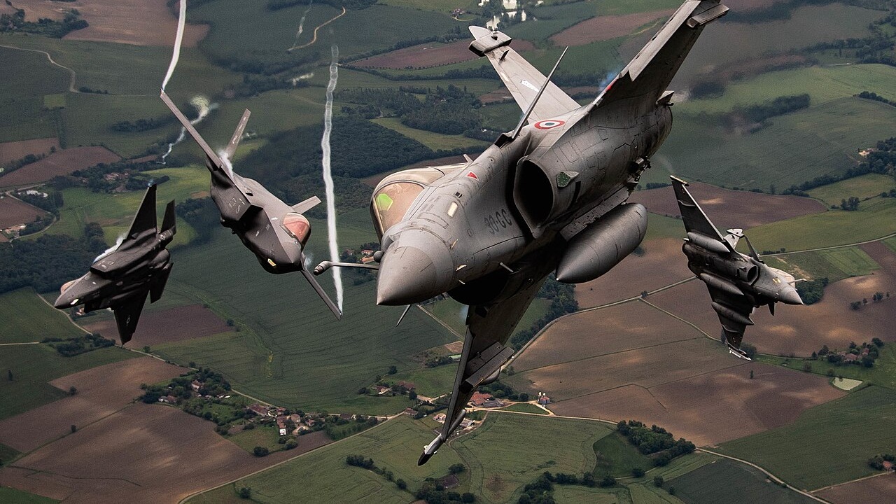 Rafale and F-35 maneuvering in the air.