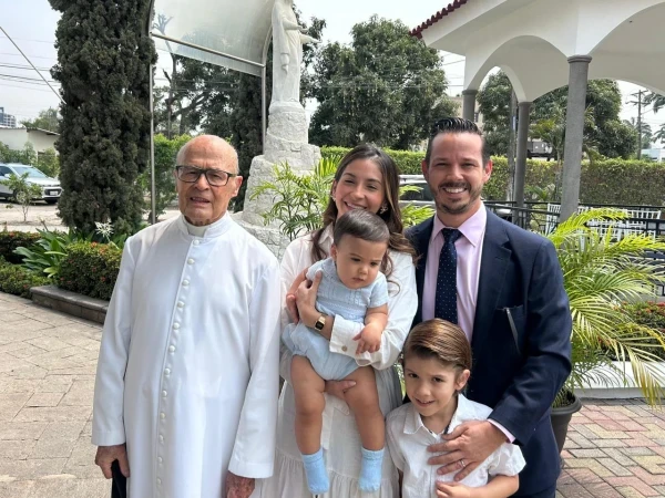 Father José Giner with a young family. Credit: Father José Giner
