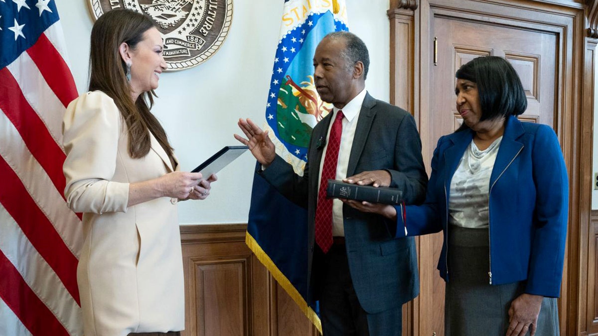 Ben Carson being sworn in