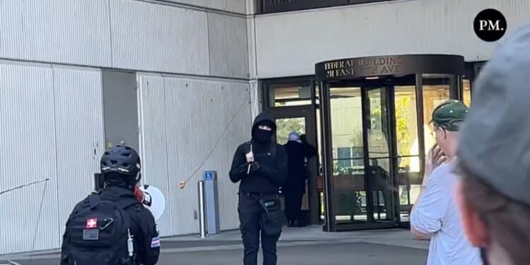 Masked Antifa Terrorists Surround Federal Building in Eugene, Oregon, to Protest ICE, Block Employees From Exiting - FEDS MAKE SEVERAL ARRESTS (VIDEO) | The Gateway Pundit
