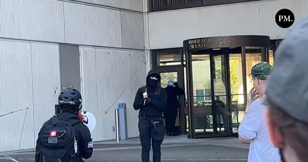 Masked Antifa Terrorists Surround Federal Building in Eugene, Oregon, to Protest ICE, Block Employees From Exiting - FEDS MAKE SEVERAL ARRESTS (VIDEO) | The Gateway Pundit