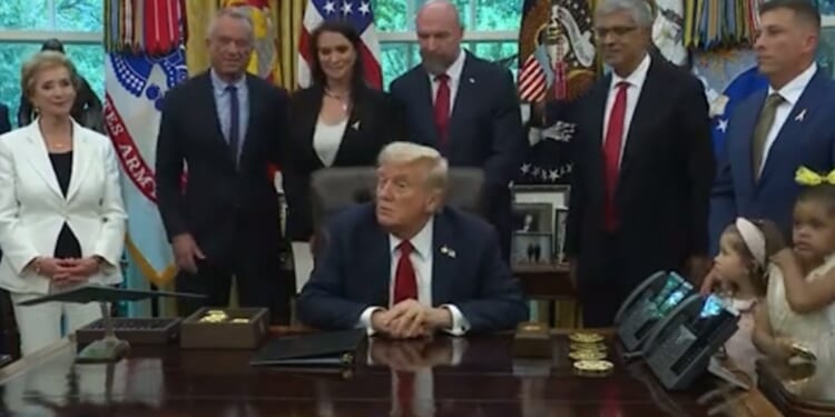 (VIDEO) Trump Warns "We'd be Laying Off a Lot of People" if Democrats Shut the Government Down - "We Can Get Rid of a Lot of Things That We Don't Want" | The Gateway Pundit