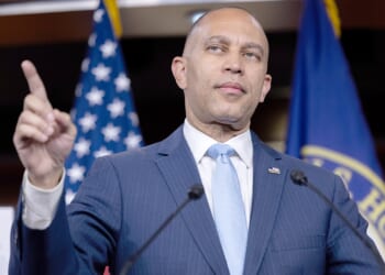 Jeffries claims Americans 'have turned on' Trump over immigration; White House fires back