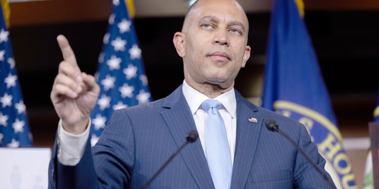 Jeffries claims Americans 'have turned on' Trump over immigration; White House fires back