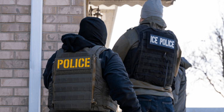 Illinois lawmakers approve bill banning immigration arrests near courthouses