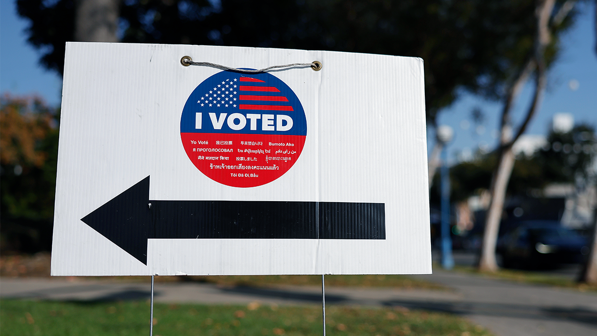 Early voting sign