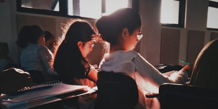 Saving Alpha Females: Raising Faithful and Confident Young Women in the Digital Age