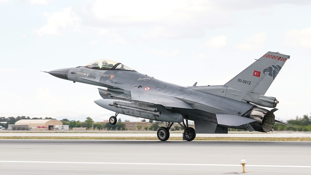 A Turkish F-16 fighter taking off.