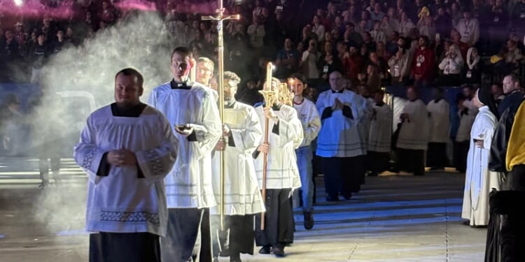 16,000 teens attend Mass together to conclude NCYC – Catholic World Report