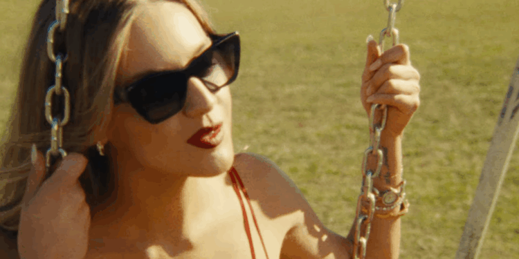 Kelsea Ballerini’s ‘I Sit In Parks’ Exposes The Heartbreak Of Buying Girl Boss Lies