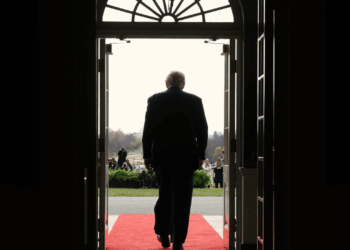 Americans remain uneasy about the economy heading into holiday season