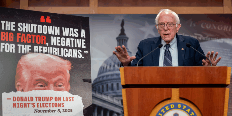 Bernie Sanders interrupts Schumer news conference to slam Democratic leadership
