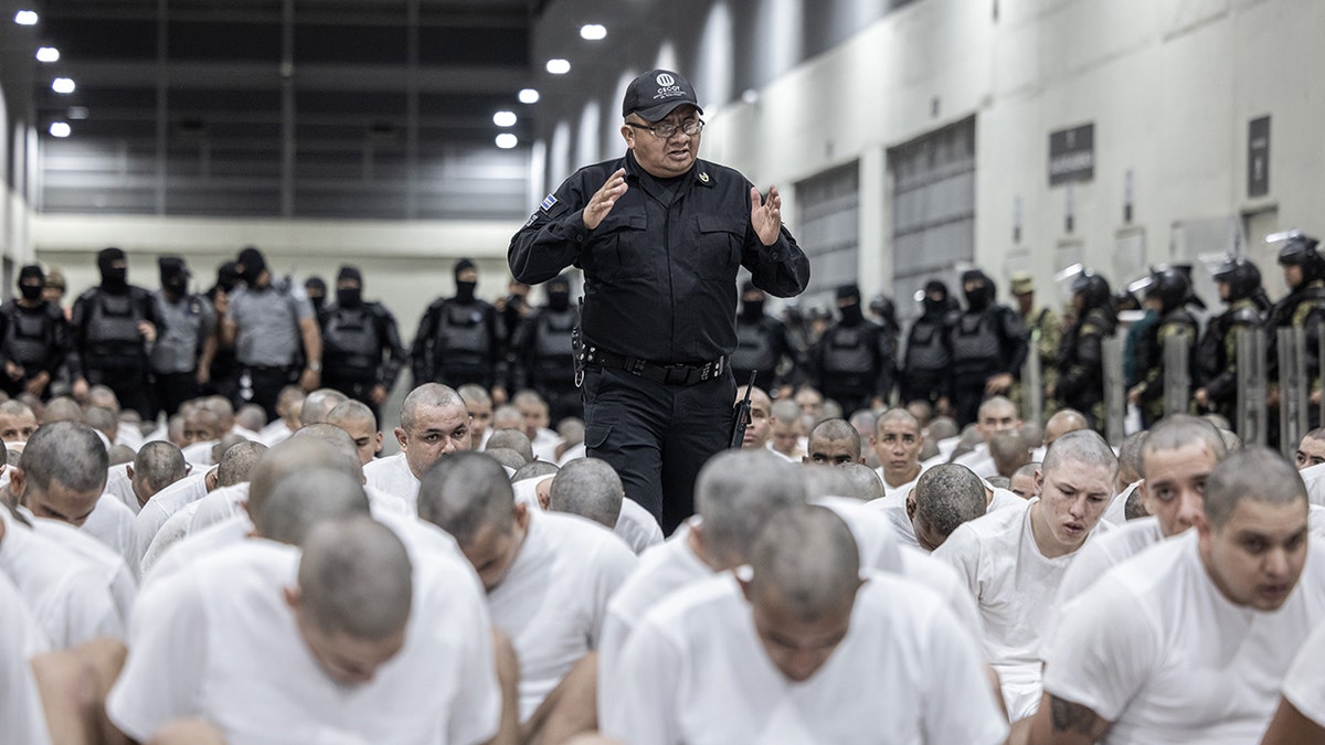 CECOT guard speaks to prisoners