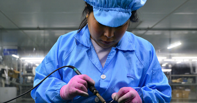 Chinese Factory Activity Contracts for Seven Consecutive Months Under Tariff Pressures