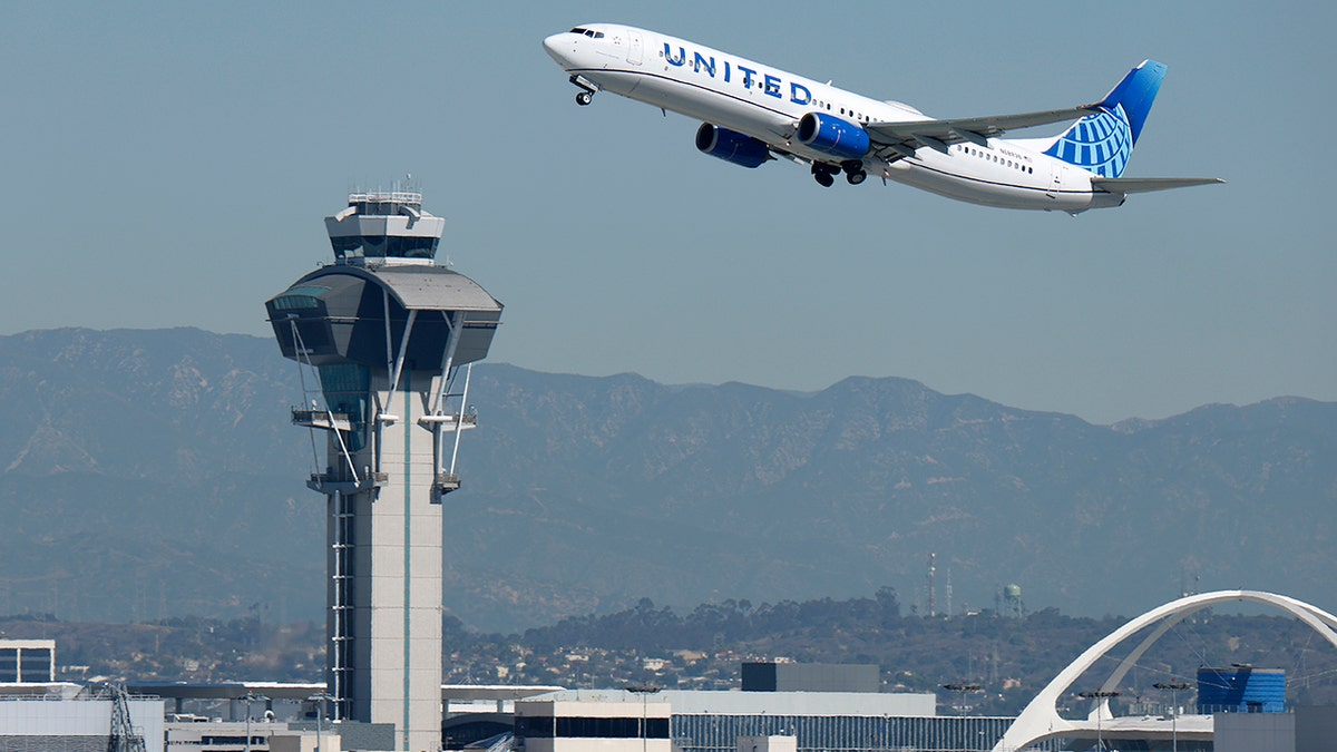 United Airlines Boeing 737 leaves Los Angeles