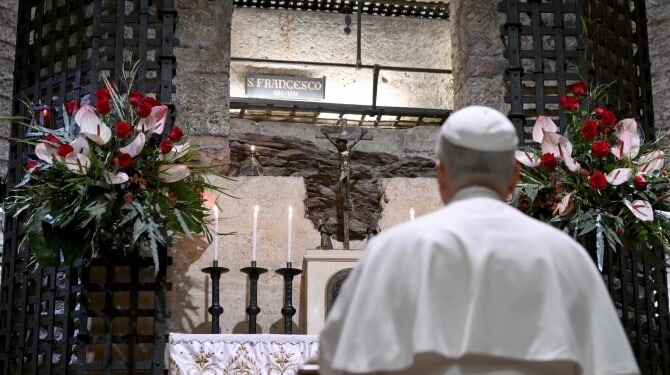 Pope Leo visits tomb of St. Francis Nov. 2025