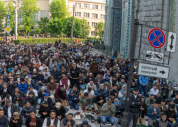 Russians Increasingly Frustrated at Muslim Migrants Praying in Public