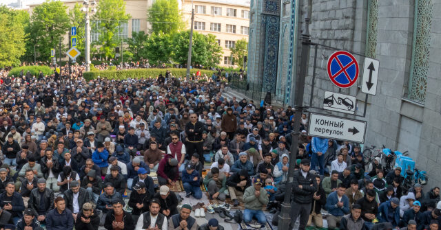 Russians Increasingly Frustrated at Muslim Migrants Praying in Public