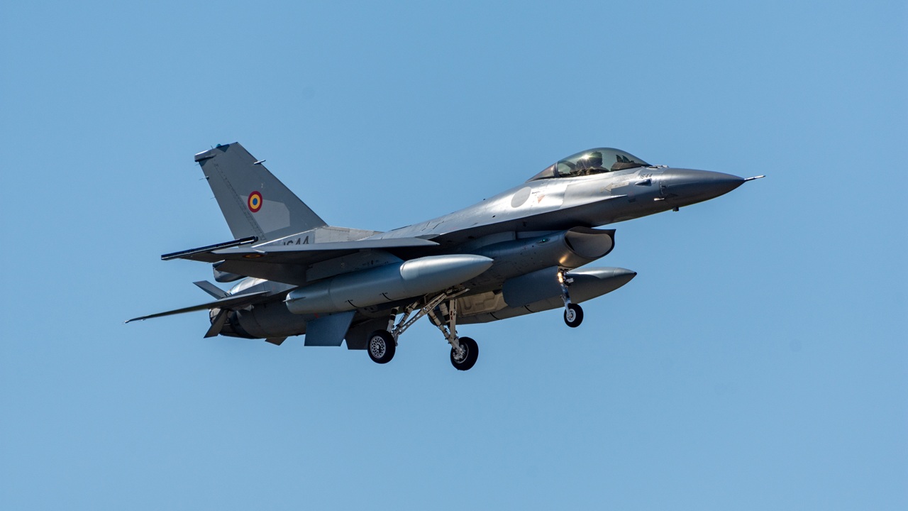 A Romanian F-16 fighter jet in flight.