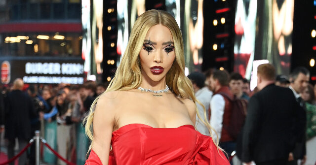 Transgender Model Munroe Bergdorf Fearmongers at Glamour Magazine's Women of the Year Awards: 'Fascism Is Here'