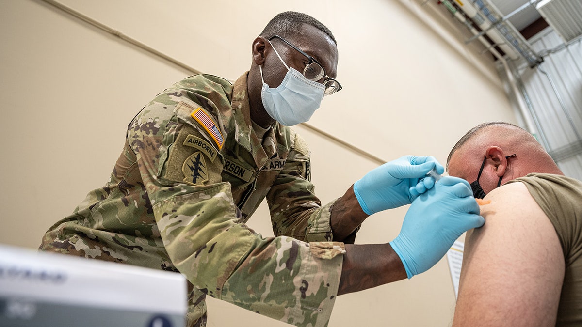 Soldier gets covid vaccine.