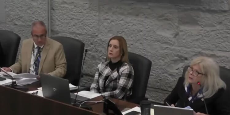 ‘Gold-Standard’ Immigration Enforcement Bill Lagging In Indiana As Redistricting Sucks Oxygen