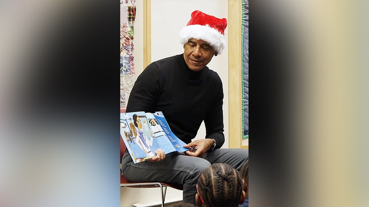 Obama stops by Chicago Public Library.