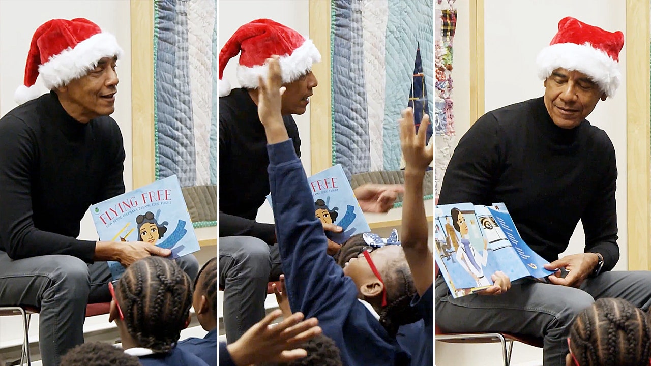 Obama surprises Chicago students in Santa hat during library visit