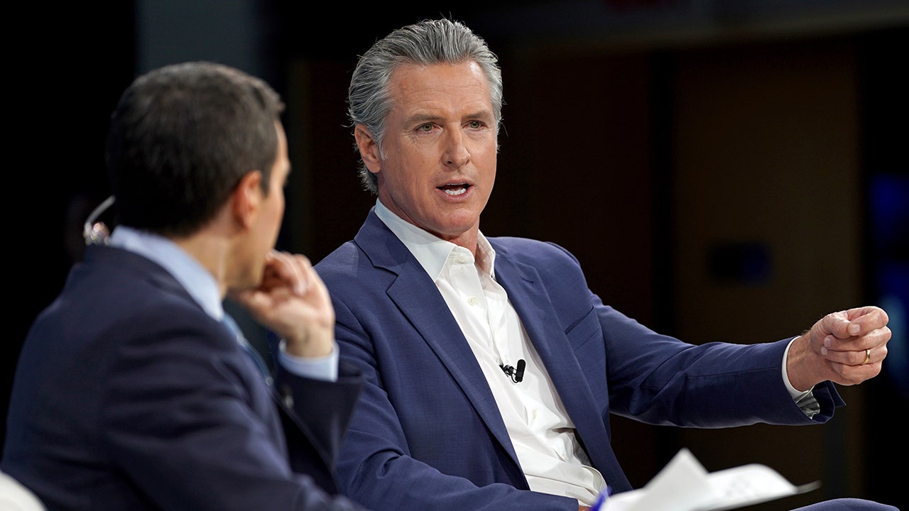 Gavin Newsom's rising political status on display at DNC winter summit