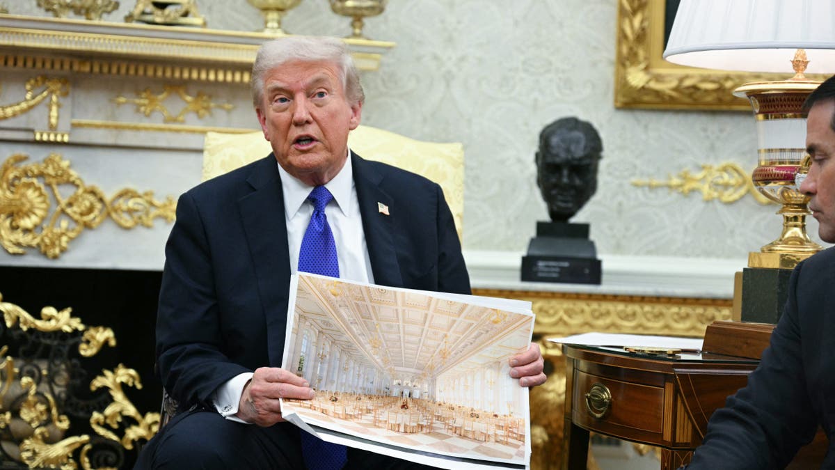 Trump shows off photo of planned ballroom