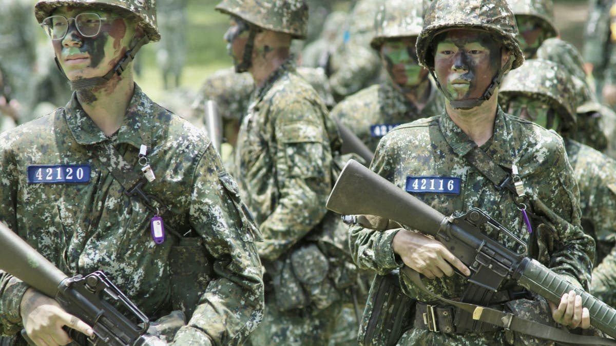 Taiwan conscripts training.