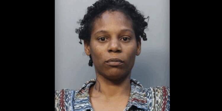 Unhinged female absolutely pummels male employee at Planet Fitness in Florida