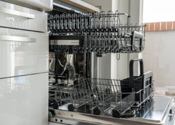 Ladies, You’re Loading The Dishwasher All Wrong. Here’s How To Do It The Right Way