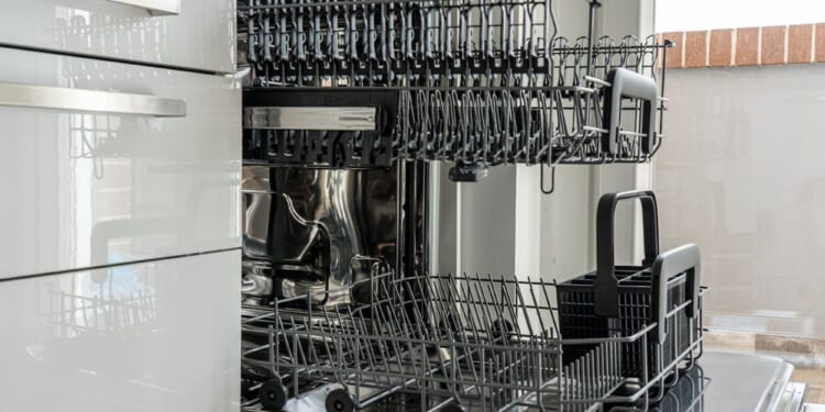 Ladies, You’re Loading The Dishwasher All Wrong. Here’s How To Do It The Right Way