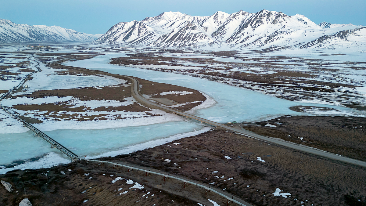 The Alaska pipeline and James Dalton Hwy/State Rte 11