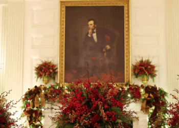 Melania Shares Classy 'Home Is Where the Heart Is' White House Christmas Decor