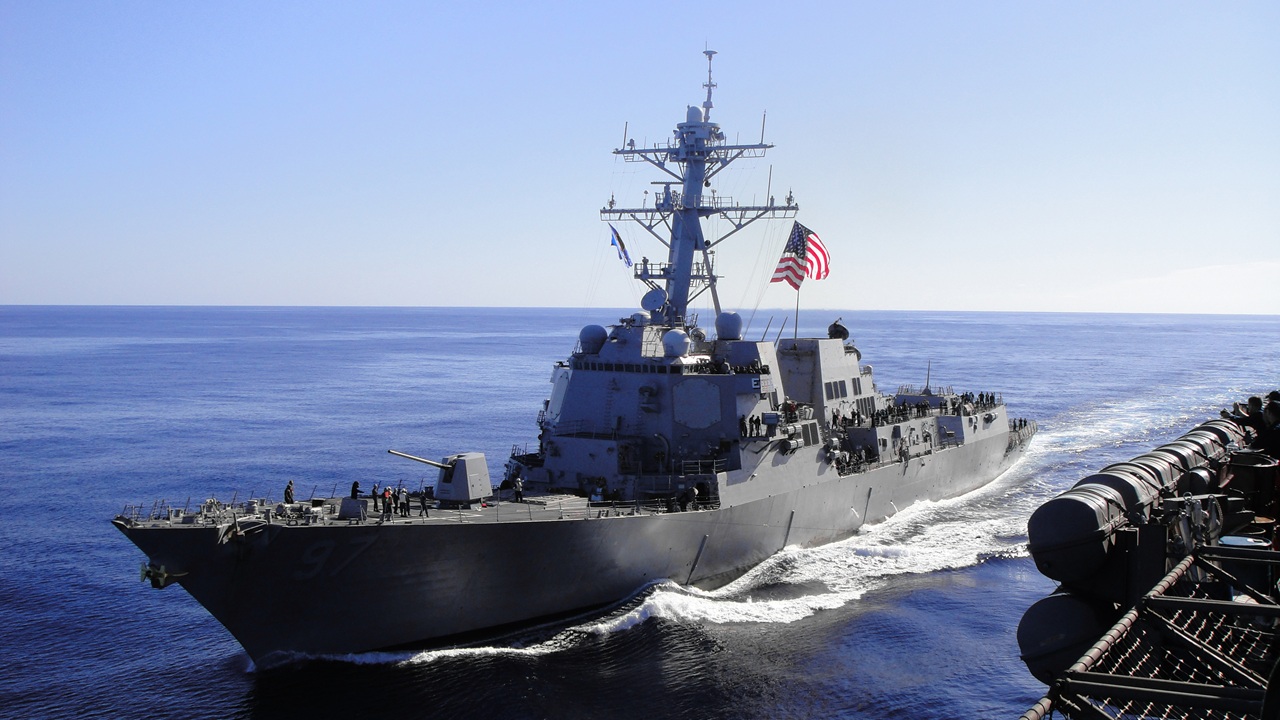 A US Navy destroyer at sail.