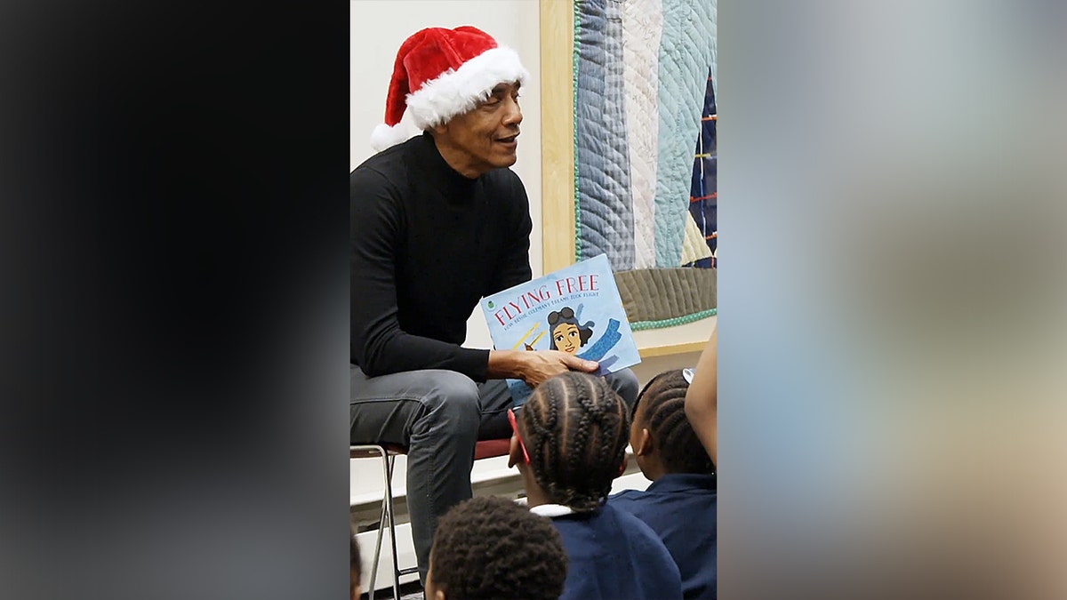 Obama stops by Chicago Public Library.