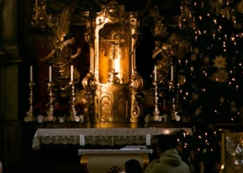 Tis the Season to be Genuflecting: Christmas & the Genuflection