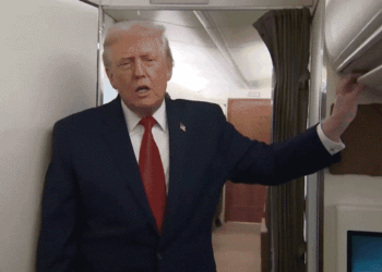 Trump repeatedly bumped by bathroom door during hilarious AF1 gaggle: