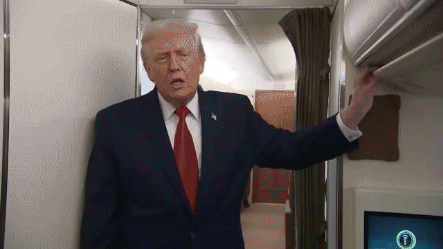 Trump repeatedly bumped by bathroom door during hilarious AF1 gaggle: