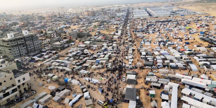 Gaza displaced civilians and tents.