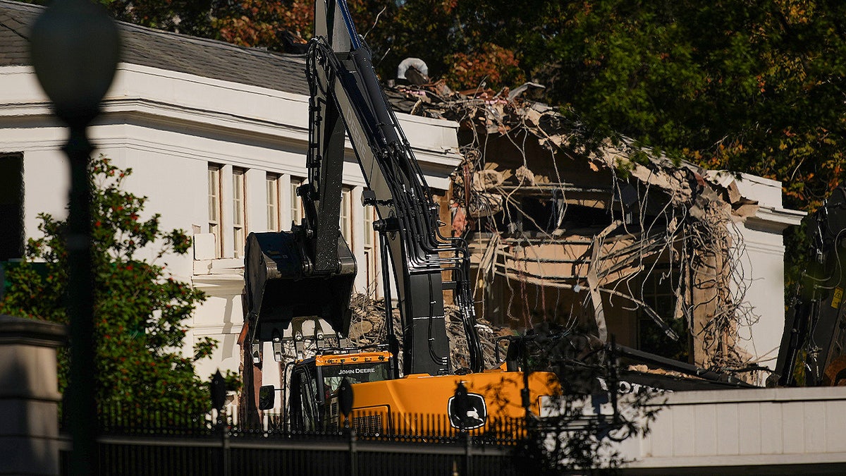 White House ballroom construction begins