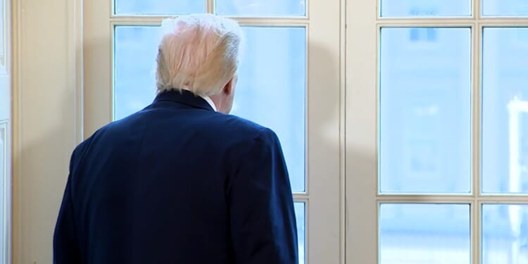 Trump checks out White House ballroom construction during oil meeting